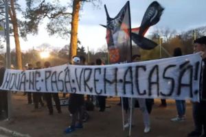 VIDEO – Protest la stadionul Municipal – ”Nouă ne pasă! Vrem acasă!”
