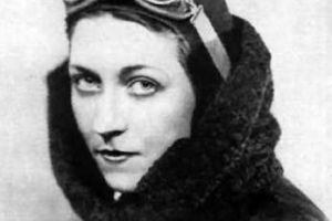 Ceremonie emoţionantă în Cluj. Monumentul în cinstea Smarandei Brăescu a fost azi dezvelit. Prima femeie din România cu brevet de paraşutist a fost omagiată