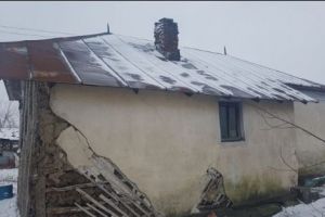 Apel al “părintelui a mii de copii” din Iaşi pentru ajutorarea a două familii. Preotul Dan Damaschin vrea ca, înainte de venirea iernii, cele două familii să scape de bordei şi să se mute în câte o casă decentă


