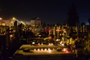 FOTOGALERIE. Lumină în cimitire! Omagiu pentru cei plecaţi dintre noi