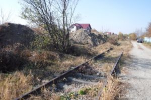 Munţi de moloz pe strada Aeroportului