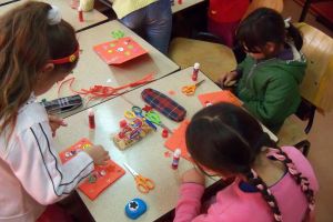 Pacheţel, ore de pian, hăinuţe personalizate!  „Uniformizarea” copiilor ocrotiţi, interzisă prin lege!