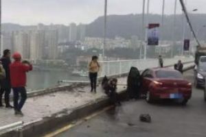 China: 13 oameni au murit dupa ce autobuzul in care se aflau a cazut in Fluviul Yangtze