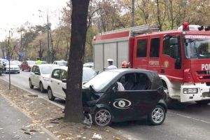 Sofer la spital dupa ce a provocat un accident si a intrat cu masina intr-un pom