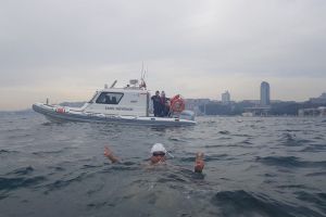 Record pentru Avram Iancu. A transversat inot Marea Neagra de la Sulina la Istanbul fara costum de protectie