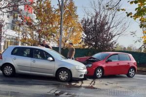 S-au buşit! Două Volkswagen-uri serios avariate, după o tamponare pe Calea Aradului