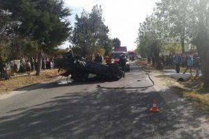 Masina rasturnata, dupa ce s-a izbit de un cap de pod/ Trei persoane au ajuns la spital