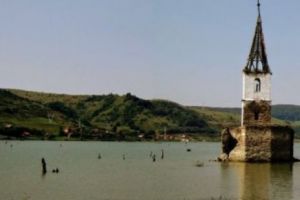 Povestea halucinantă a satului inundat de comunişti. Biserica dintre ape, lăcaşul celor şase religii, reabilitată în 2019