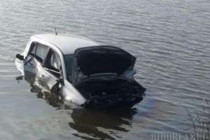 Accident în Paleu. O şoferiţă de 18 ani a plonjat cu maşina în lac (FOTO)