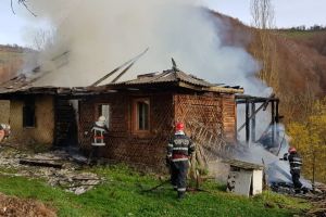 Incendii la Aluniş şi Rusu de Sus. Un bărbat a murit, altul a suferit arsuri în timp ce salva animalele (FOTO)
