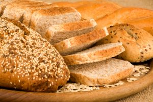 Pâinea se va scumpi cu câteva procente din luna noiembrie. Cauza: majorarea tarifelor la electricitate şi gaze naturale, dar şi al costurilor cu materia primă şi forţa de muncă