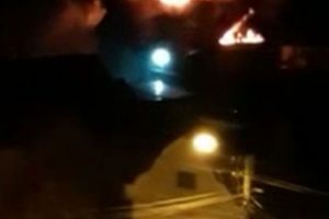 Incendiu puternic pe str. Libertăţii din Bistriţa. Focul a cuprins acoperişul unei case (VIDEO)