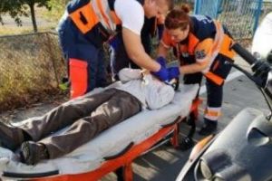 Un nene de 72 de ani a călcat cu maşina un mopedist şi a fugit