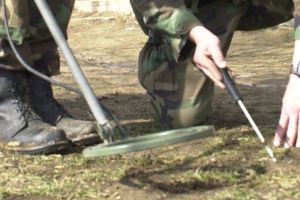 Autorităţile, ÎN ALERTĂ: 14 BOMBE descoperite la Arad! Căutările au fost reluate în această dimineaţă (FOTO)