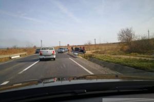 S-a răsturnat cu maşina în timpul unei depăşiri