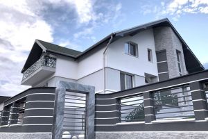 Cum arată şi cât costă o vilă de lux din Bistriţa (FOTO)