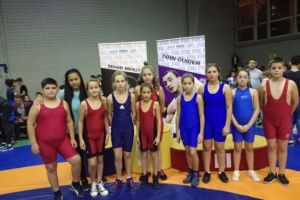 Rezultate excelente pentru luptătorii din Teliu, deşi au avut handicap de vârstă la CNL Oneşti