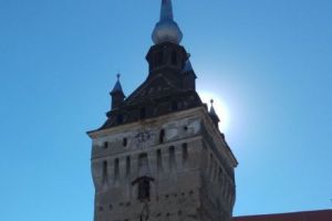 Povestea fascinantă a turnului cu ceas din Saschiz, legat cu fori groase pentru a nu fi furat