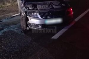 Patru persoane au fost rănite, după ce un autoturism a intrat într-o căruţă