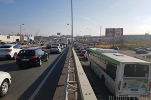 Trafic paralizat! Miile de orădeni care s-au dus la Piaţa 100 au blocat şoseaua de centură (FOTO)