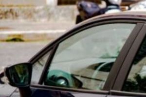 Un imigrant a AGRESAT o femeie de 50 de ani. Pentru a se apăra, aceasta  îi SMULGE o bucată de LIMBĂ