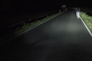 Maşina care ÎȚI ARATĂ ce se află după o curbă