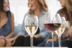 DETALII SURPRINZĂTOARE: Ce fel de vinuri beau românii şi când