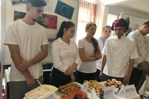 Masterchef... la şcoală: Elevi de la Economic au gătit pentru colegii lor reţete învăţate în stagii de practică în străinătate