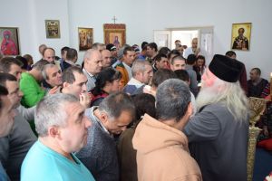 Mitropolitul Banatului a oferit haine calduroase pacientilor dintr-un „spital al suferintei profunde”