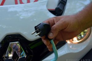 Şoferii care au deja un autovehicul vor putea şi ei să îşi cumpere o maşină electrică prin programul 