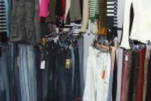 Vrei să îţi cumperi haine la preţuri avantajoase? Le poţi găsi la Salonul Industriei Uşoare, unde vor fi disponibile şi produse tradiţionale