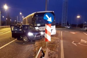 Accident pe Calea Borşului: Un autobuz s-a ciocnit cu un Duster în zona parcului industrial