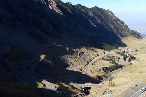 FOTO Scandal pe Transfăgărăşan – Hotelierii revoltaţi de închiderea drumului