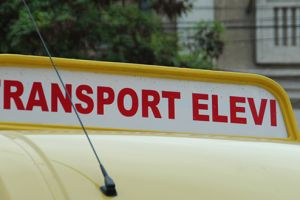 Un taximetris şi un şofer de microbuz şcolar au fost prinşi băuţi la volan