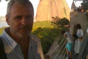 O valiză „pierdută” bine. „Tezaurul” TelDrum din Teleorman are o unică ţintă: Liviu Dragnea