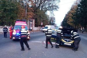 Două persoane rănite într-un accident la Târgu-Jiu, după ce un taxi nu a acordat prioritate