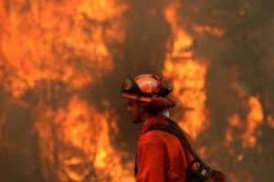 Trei persoane din Iaşi au ajuns la spital intoxicate cu fum sau arsuri, în urma incendiului izbucnit într-un bloc