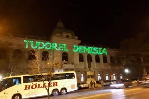 Mesaje impotriva lui Tudorel Toader, proiectate pe fatada Facultatii de Drept din Iasi: „Cetatea Moldovei iti cere demisia”