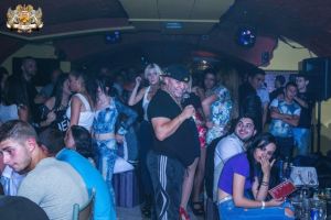 Nicolae Guţă a fost bătut măr în localul său din Petroşani! Interlopii l-au băgat în WC şi i-au cerut să le plătească o datorie!