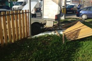 O femeie şi un copil, loviţi de o maşină în staţia de autobuz (FOTO)