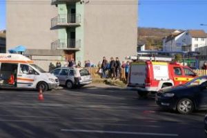 Accident grav pe Bulevardul Muncii. Un şofer a intrat cu maşina în staţia de tramvai FOTO