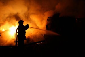 Un bărbat şi-a găsit sfârşitul într-un incendiu care a cuprins bucătăria în care locuia