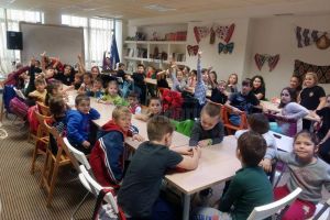 Copiii români din Atena au primit peste 260 de manuale şcolare de la Consiliul Judeţean Suceava