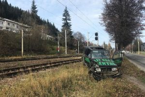 La 15 ani, a furat o maşină de off-road, iar după mai puţin de un kilometru s-a răsturnat ...