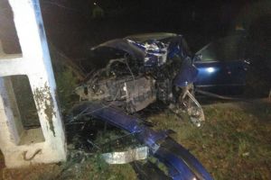 Accident grav, cu o maşină care s-a zdrobit de un stâlp, în timp ce şoferul încerca să ...