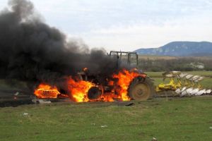 Incendiul puternic de la Livezile: Au ars un tractor, patru remorci încărcate cu porumb şi zeci de tone de lucernă şi cereale