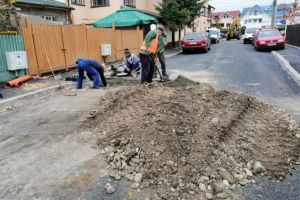 Bataie de joc pe banii ploiestenilor. O strada a fost sparta imediat dupa asfaltare