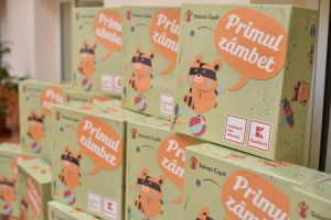 Primul zâmbet, proaspetele mămici primesc lucruri pentru bebeluşi