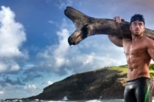 Ross Edgley, PRIMUL OM  care a înconjurat Marea Britanie înotând. A mâncat 610 banane, 34 doze de Red Bull şi are limba aproape putredă