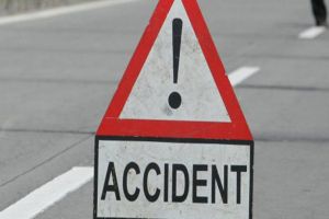 Beţia zdravănă l-a condus în şanţ şi s-a oprit într-un stâlp de beton